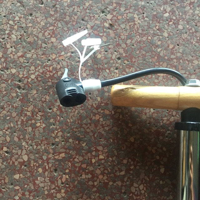 Bơm tay xe đạp , xe máy ( tặng kèm kim bơm bóng , bơm phao )