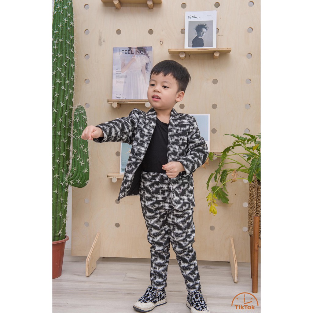 SET QUẦN ÁO VEST BÉ TRAI HỌA TIẾT GẤM