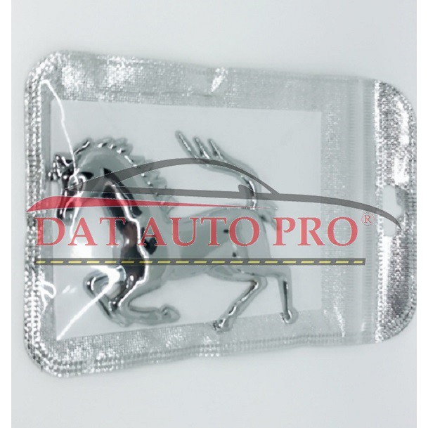 Tem logo nổi 3D ngựa kiểu Ferrari trang trí xe màu trắng