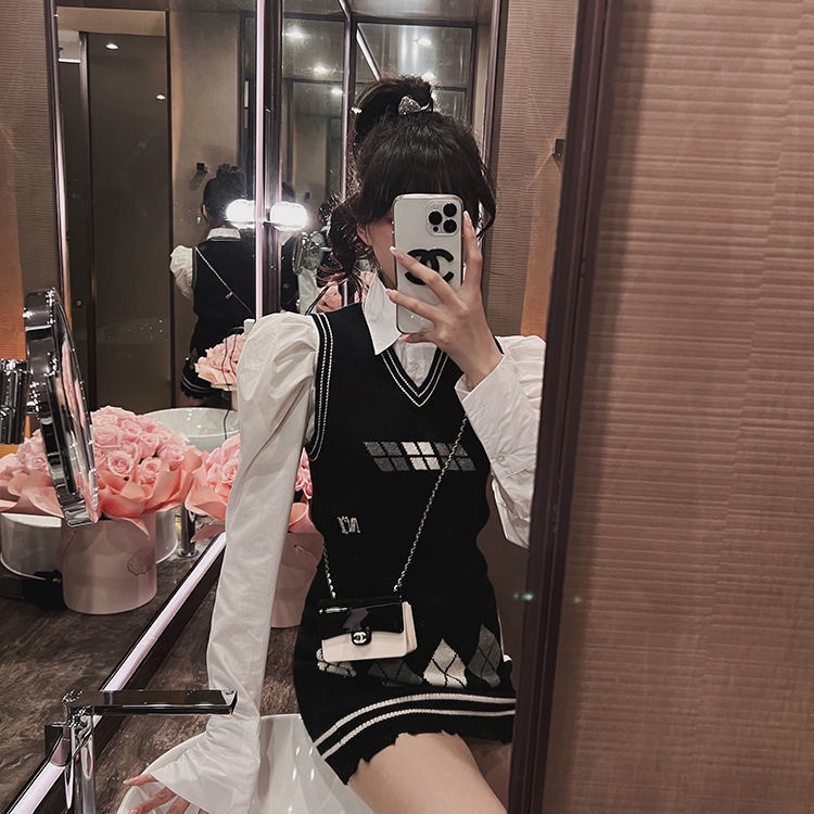 Set trang phục 2 món áo sweater không tay và chân váy ôm hông vải dệt kim thời trang mùa xuân 2022 có bán lẻ