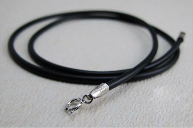 Dây chuyền cao su nữ bọc bạc kết hợp đeo mặt dây chuyền