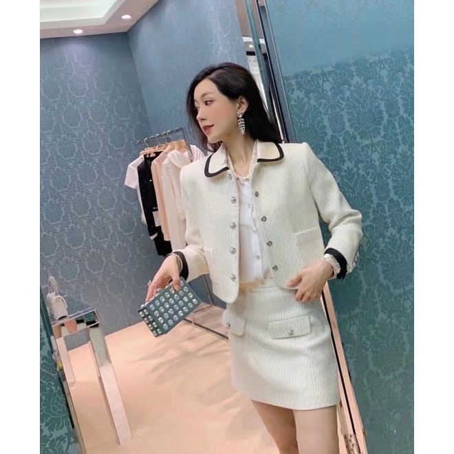 Set váy sang trọng Miumiu thiết kế áo khoác vải pha lụa sáng váy ngắn ngang hông có túi cạp cao.