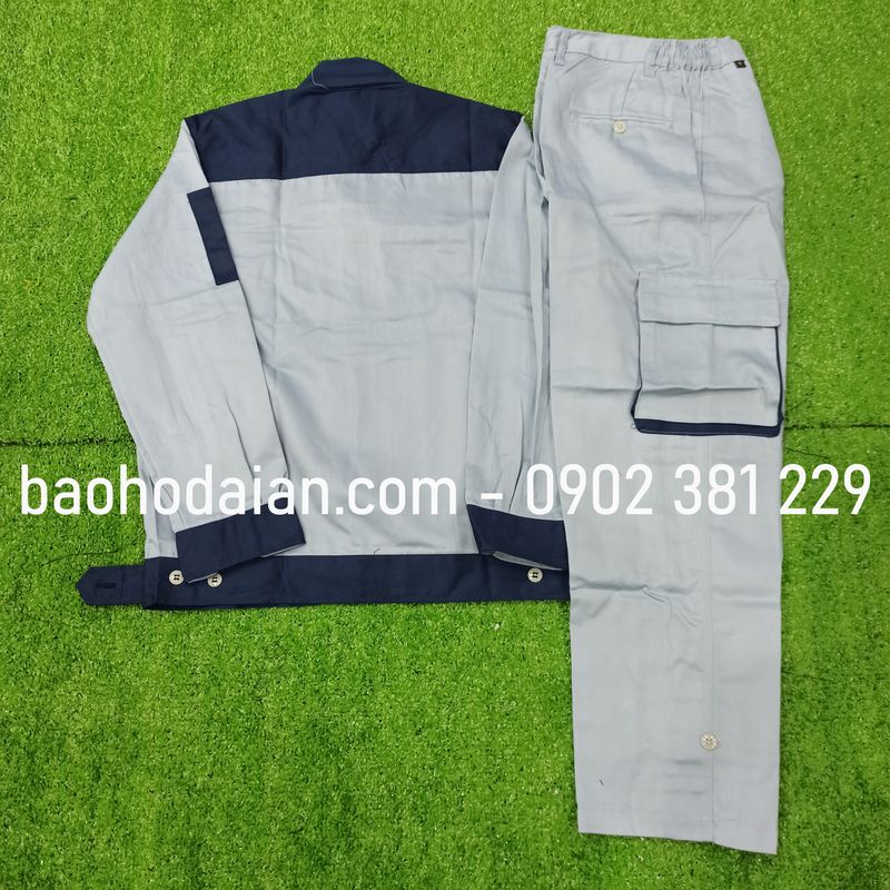 Quần áo bảo hộ lao động vải kaki 31 túi hộp ghi phối tím than lề đỏ - M14