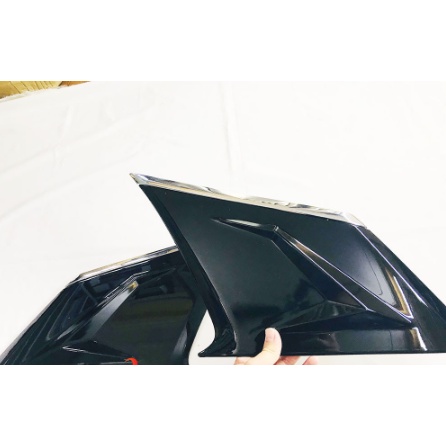 Ốp mang cá sau xe Toyota Corolla Cross, ốp trang trí kính sau xe Toyota Cross 2020-2022