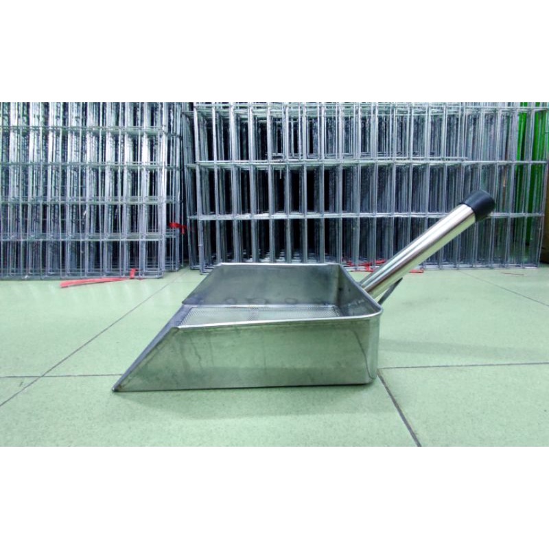 Xẻng xúc phân gà, sàn cát, vệ sinh chuồng gà bằng Inox