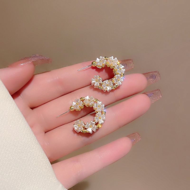 Khuyên Tai Nữ Trang Dáng Tròn Đính Ngọc Trai Xinh Xắn