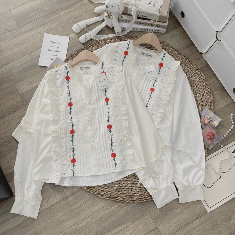 ÁO SƠMI BABYDOLL TRẮNG SỌC XẾP LY BÈO TRƯỚC THÊU ĐƯỜNG HOA CÁCH ĐIỆU HOT HIT