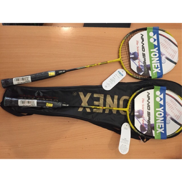 1 đôi vợt yonex cacbon loại đẹp