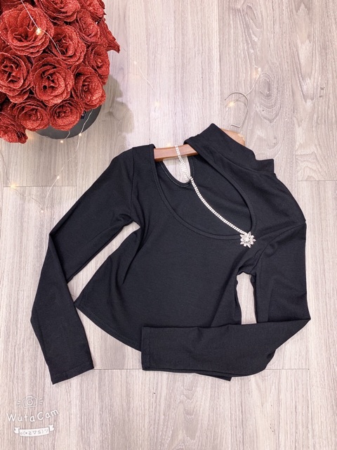 Áo thun khoét ngực kèm dây đá