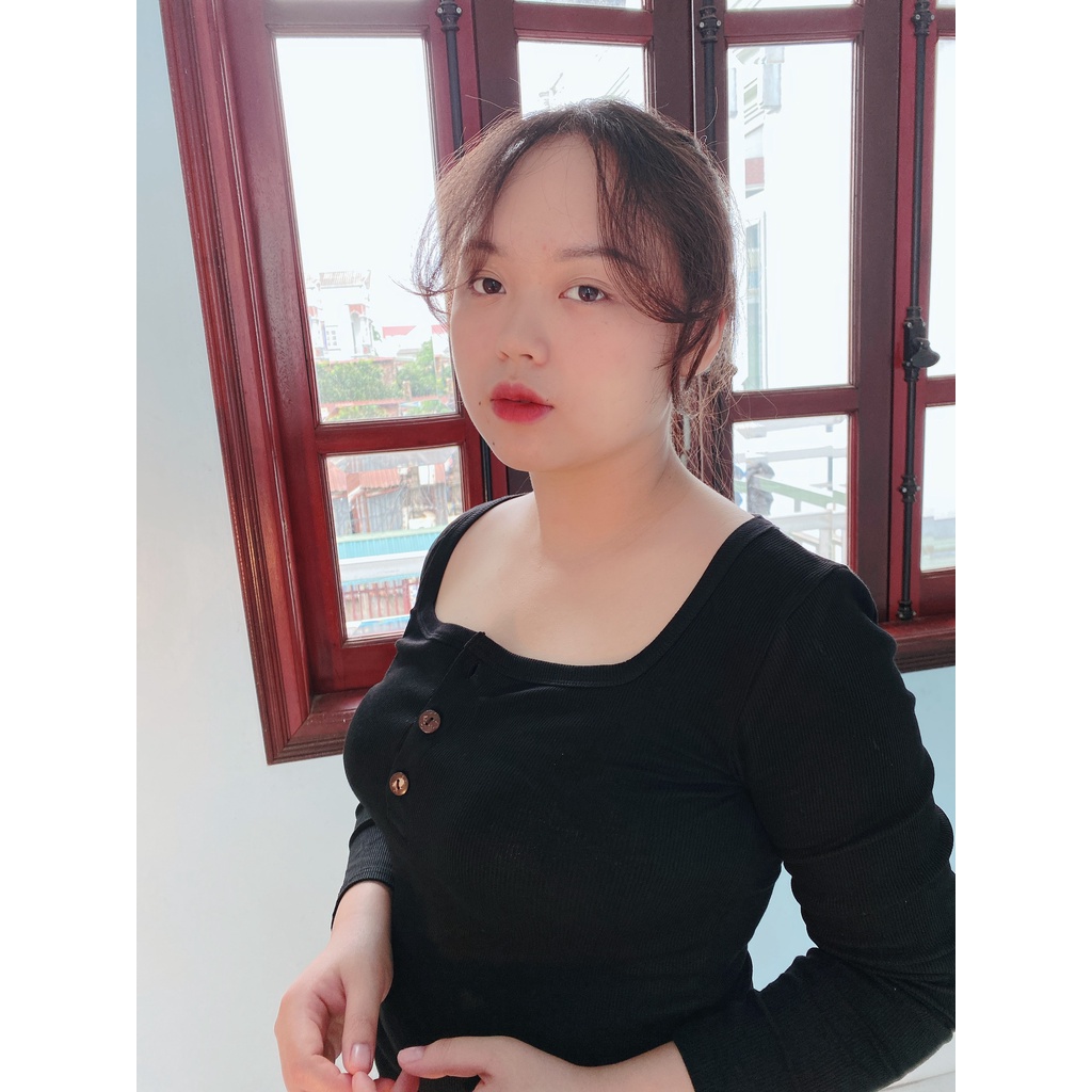 Áo thun cổ vuông nút gỗ