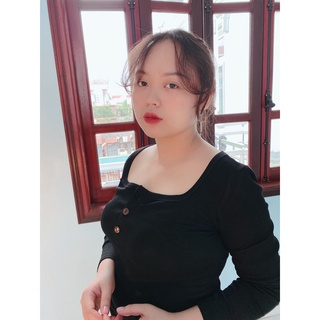 Áo thun cổ vuông nút gỗ