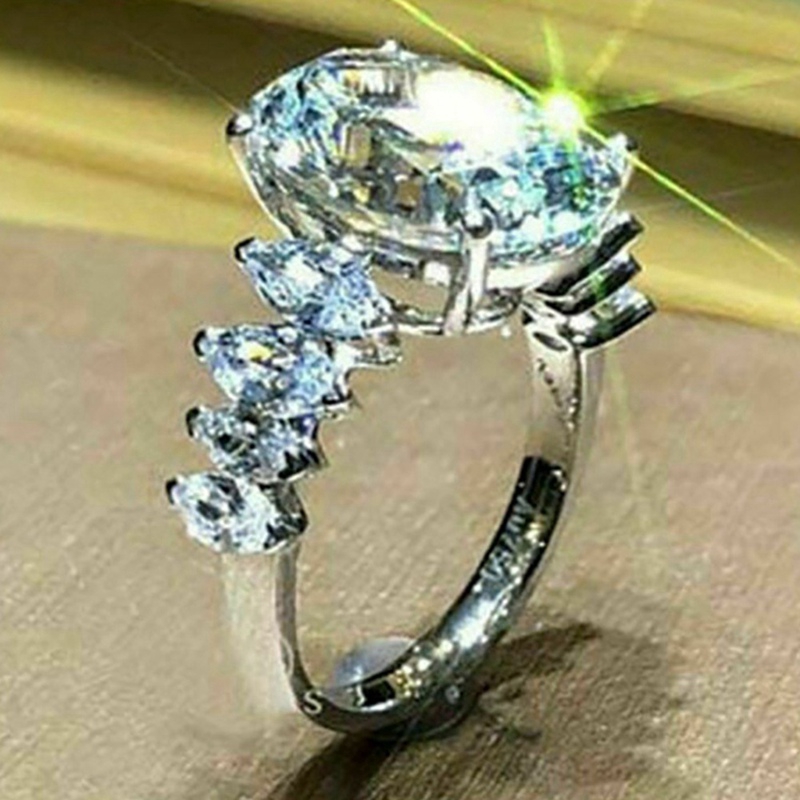 Nhẫn đính hôn phong cách công chúa thời trang dành cho nữ