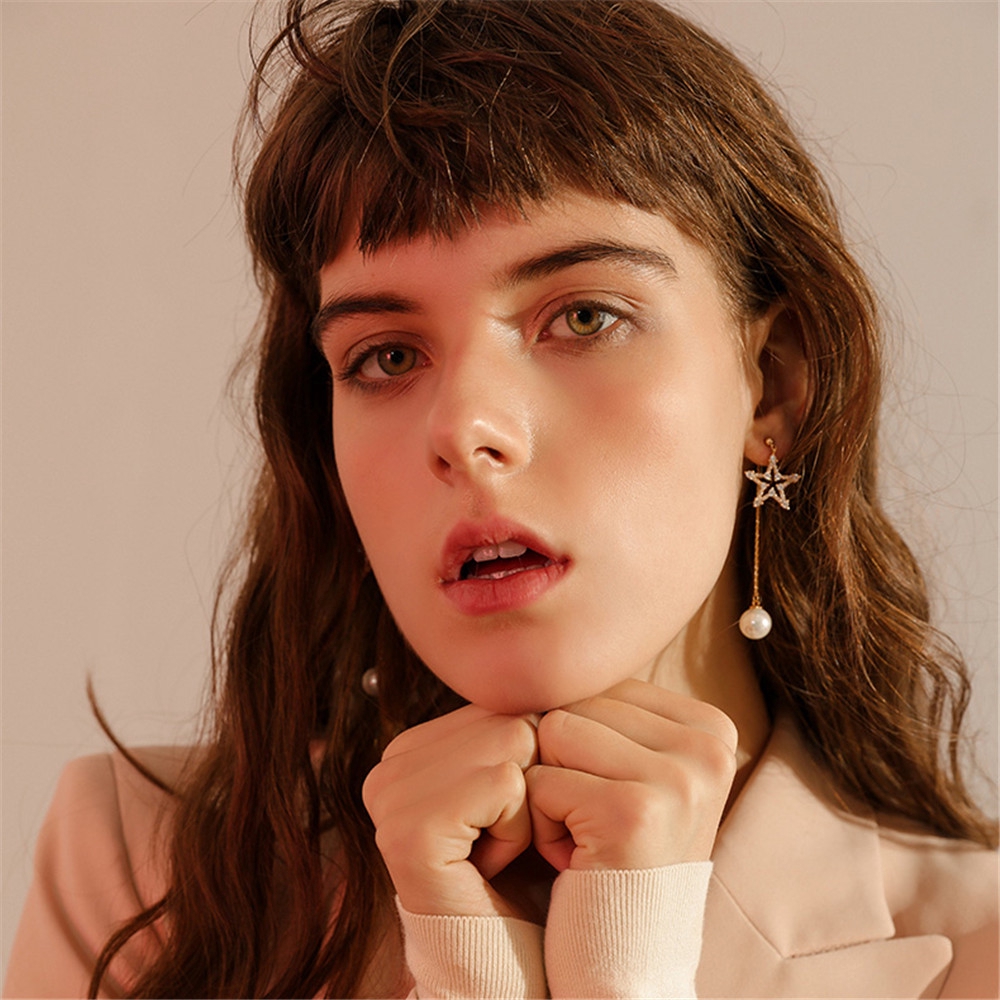 Hoa tai dáng dài phối tua rua phong cách