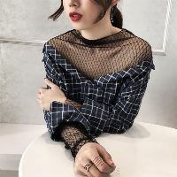 Sơmi trễ vai kèm áo lưới.
