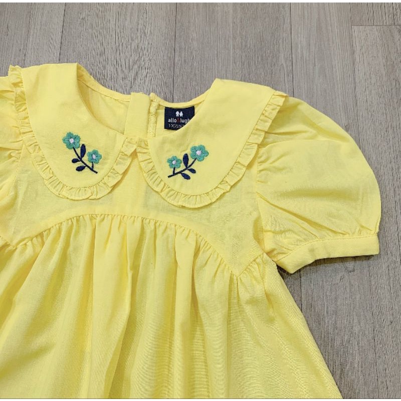 Đầm bé gái kèm băng đô vàng thêu