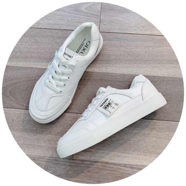 Giày thể thao tem