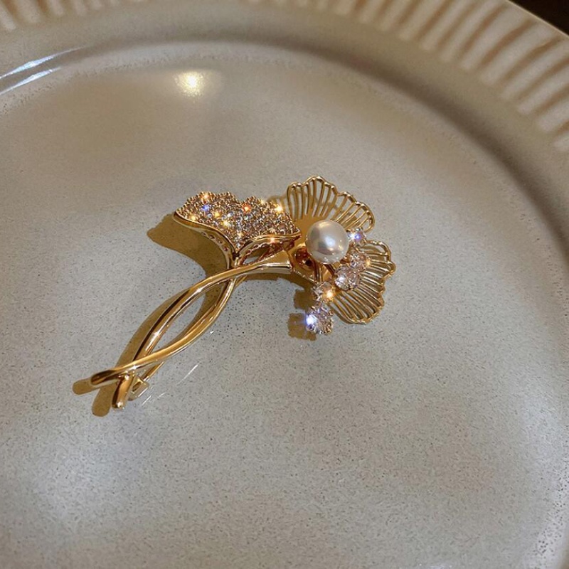 Trâm Cài Áo Hình Lá Phong Đính Đá Sang Trọng