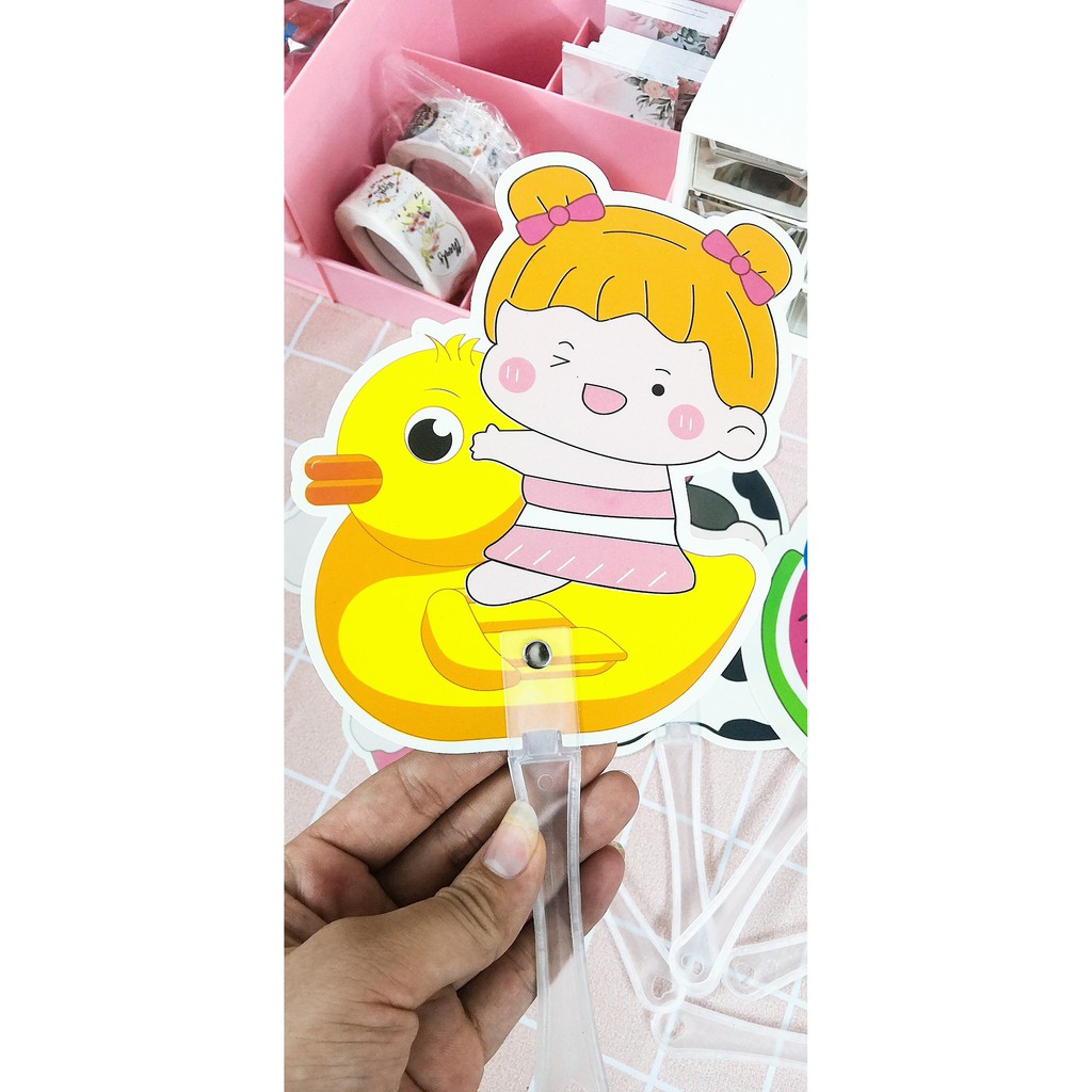 Quạt cầm tay cute xua tan nắng hè