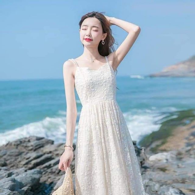 Váy maxi trắng và bọc silicon