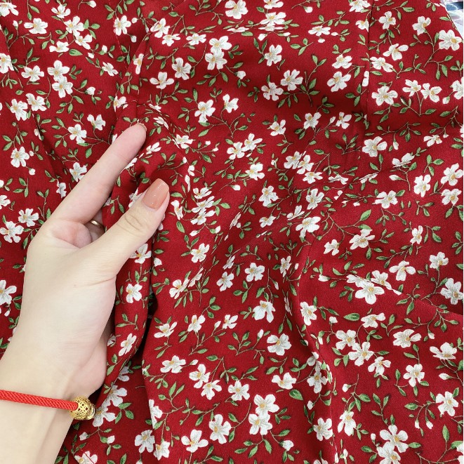 Váy hoa nhí đỏ cài cúc đai eo xinh xắn | BigBuy360 - bigbuy360.vn