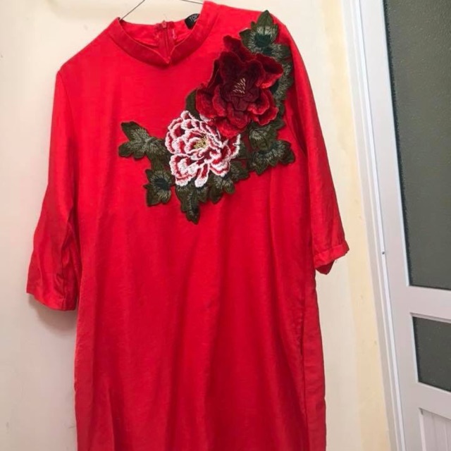 Váy đỏ dáng áo dài