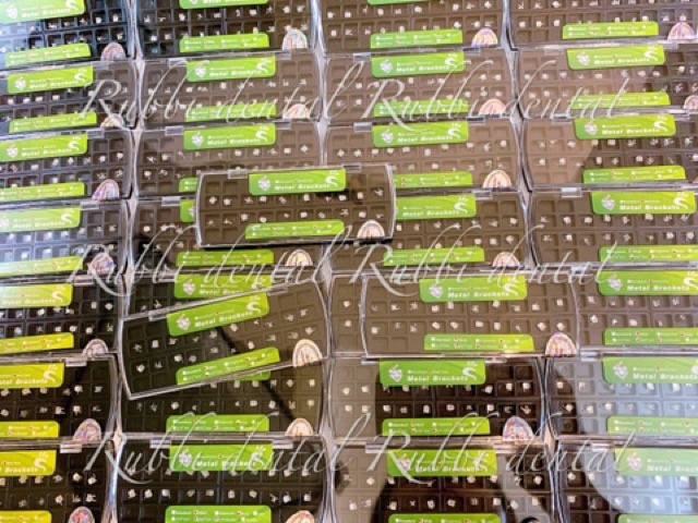 Mắc cài kim loại METAL BRACKETS dùng trong chỉnh nha