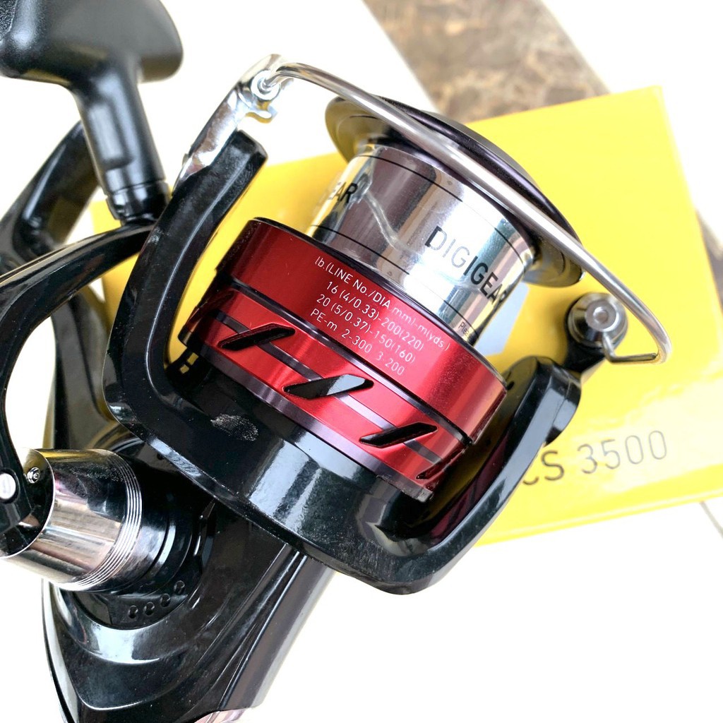 Máy Câu Cao Cấp DAIWA Sweepfire ĐỜI MỚI ĐEN ĐỎ ( TẶNG CƯỚC 300M ION TẢNG HÌNH )  Máy Câu Cá Siêu Bền 2500 - 5000