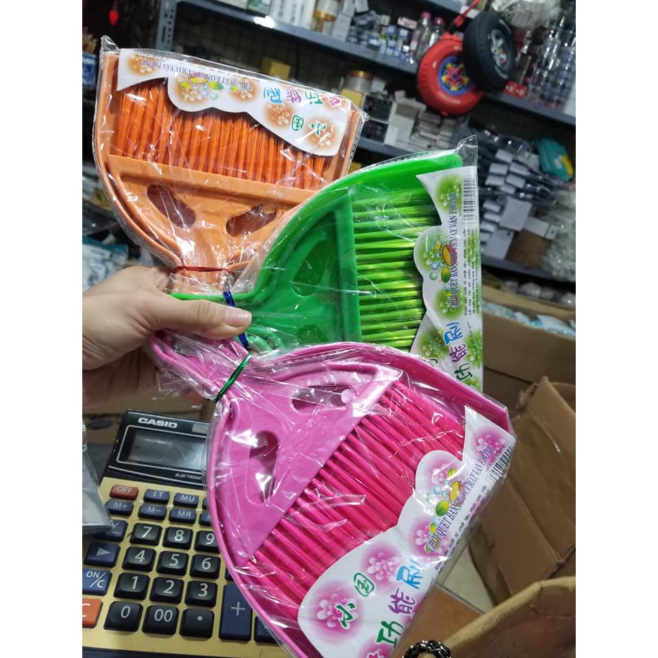 Chổi Quét Bàn Thờ , bàn ghế, máy tính, giao màu ngẫu nhiên