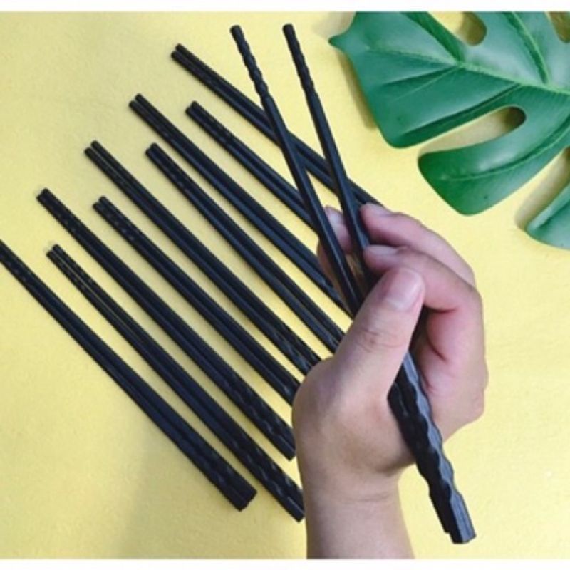Vỉ 10 đôi đũa phíp nhựa đen kháng khuẩn melamin