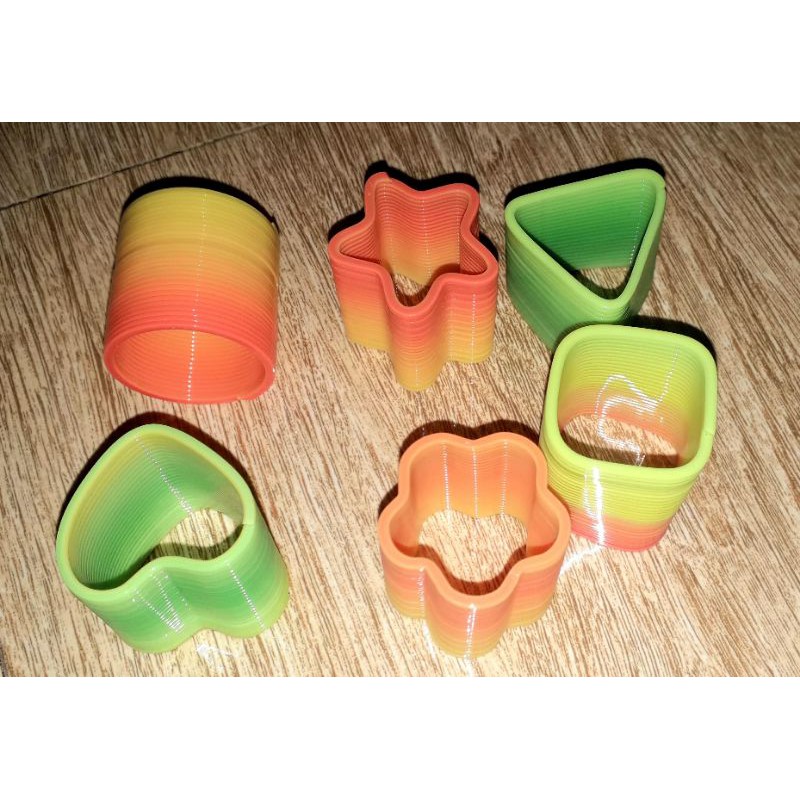 Một cái cầu vòng lò xo nhiều màu sắc loại 40mm bằng nhựa rất đẹp