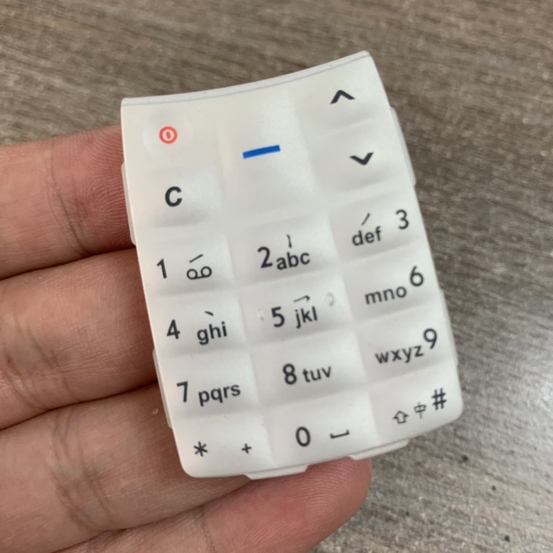 Nokia 1100 1101 là điện thoại cổ có bàn phím hay bị Phồng, Bay màu, rách nên phải cần thay thế. ZIPOKA.