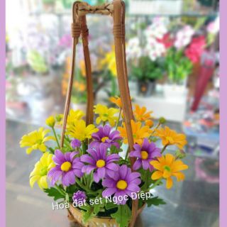 Giỏ hoa cúc đất sét,màu sắc tùy nt chọn. k thì sh giao ngẫu nhiên.