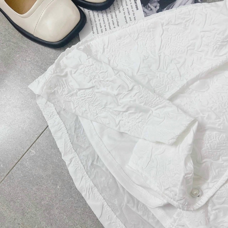 Đầm trắng gấm hoa cổ V cutout lưng
