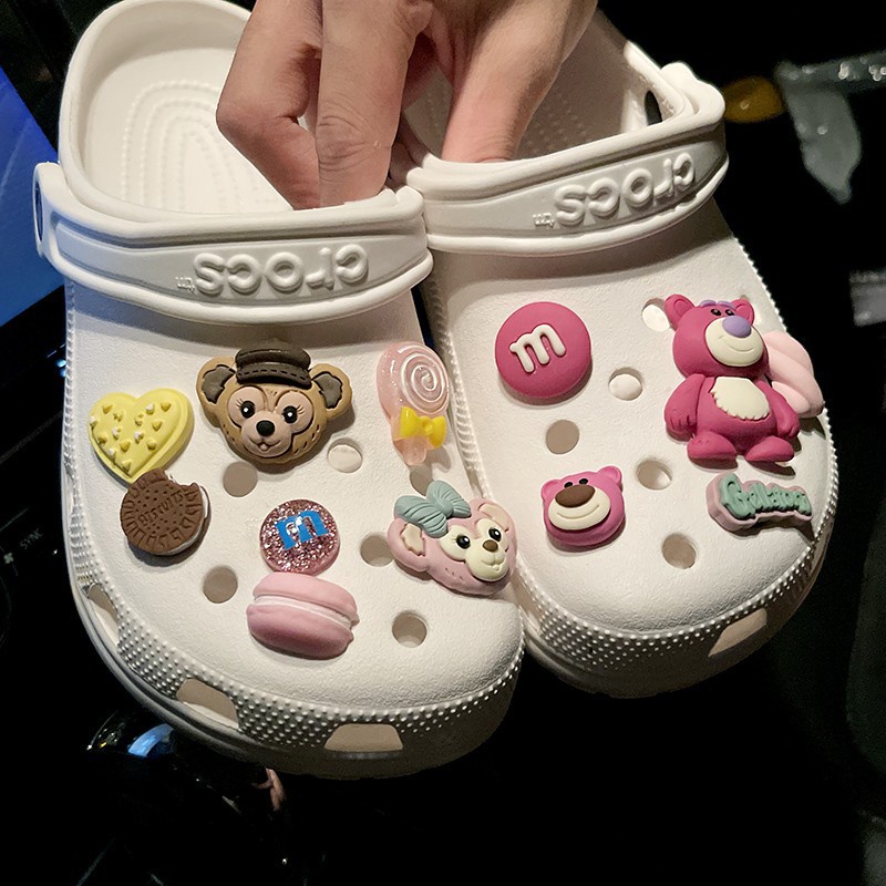 Gấu dâu phụ kiện dép Crocs charm DIY khóa giày crocs jibbitz Nhựa trang sức Phụ kiện trang trí giày crocs nút trang trí giày trẻ em Dép Sandal Đồ trang sức Quà tặng sáng tạo món quà đặc biệt