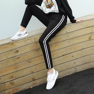 Quần jogger nữ tập thể thao chất vải umi trơn màu đen 2 sọc trắng cá tính - Quần thể dục học sinh mặc nhà tập gym mùa hè