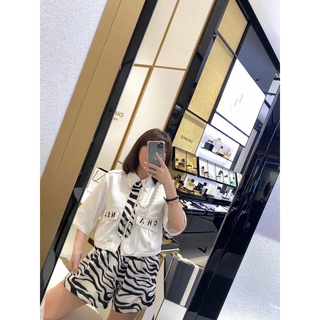 Áo sơ mi dáng ngắn 𝘾𝙝𝙖𝙣𝙚𝙡 𝘾𝙝𝙖𝙣n𝙚𝙡 CN thiết kế trẻ trung và thời trang mang đến xu hướng mới