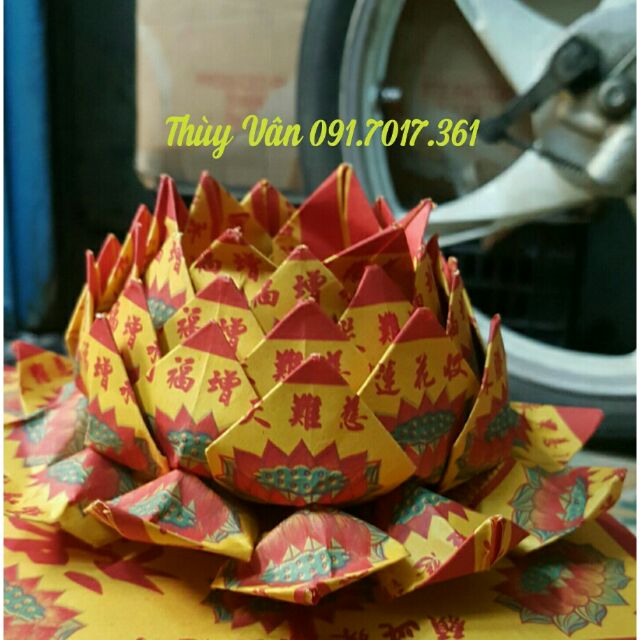 1 Bông hoa sen giấy y như hình (Gấp bằng giấy có in Chú Đại Bi)
