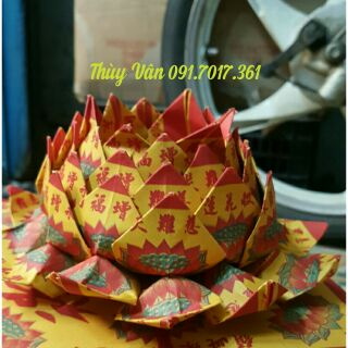 1 Bông hoa sen giấy y như hình (Gấp bằng giấy có in Chú Đại Bi)