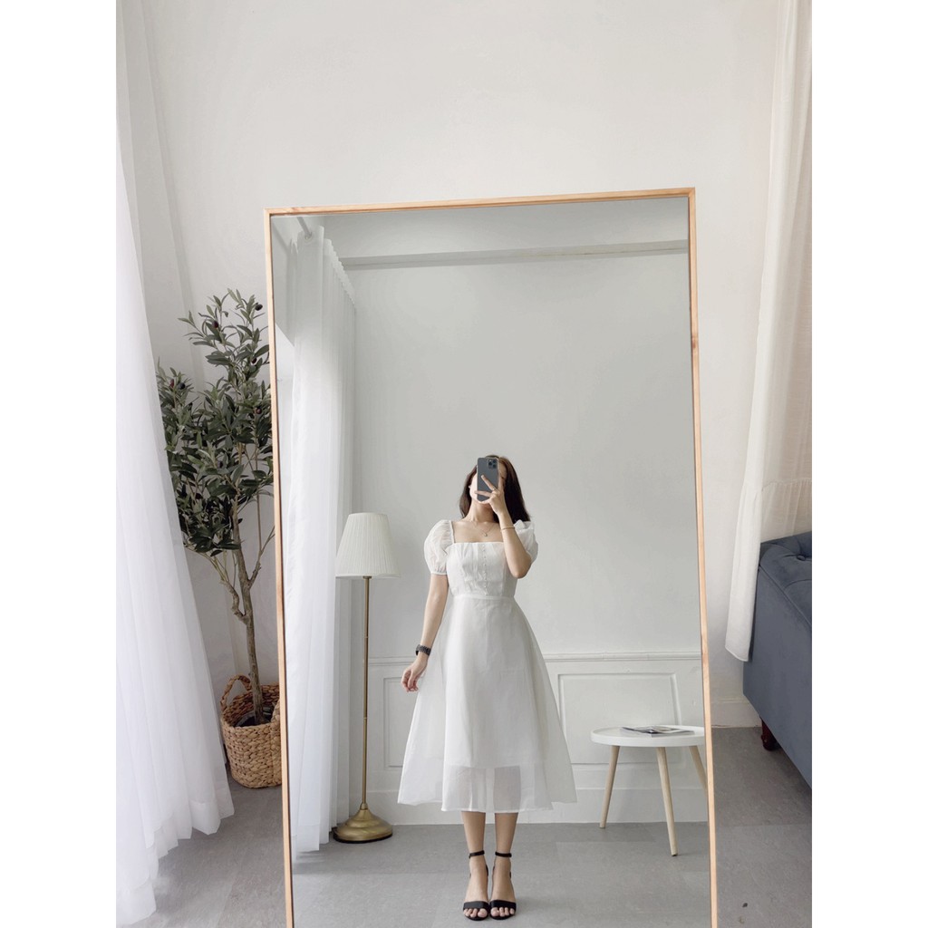 Đầm trắng cổ U đính nút ngọc