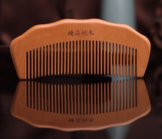Lược gỗ Đào khắc hình
