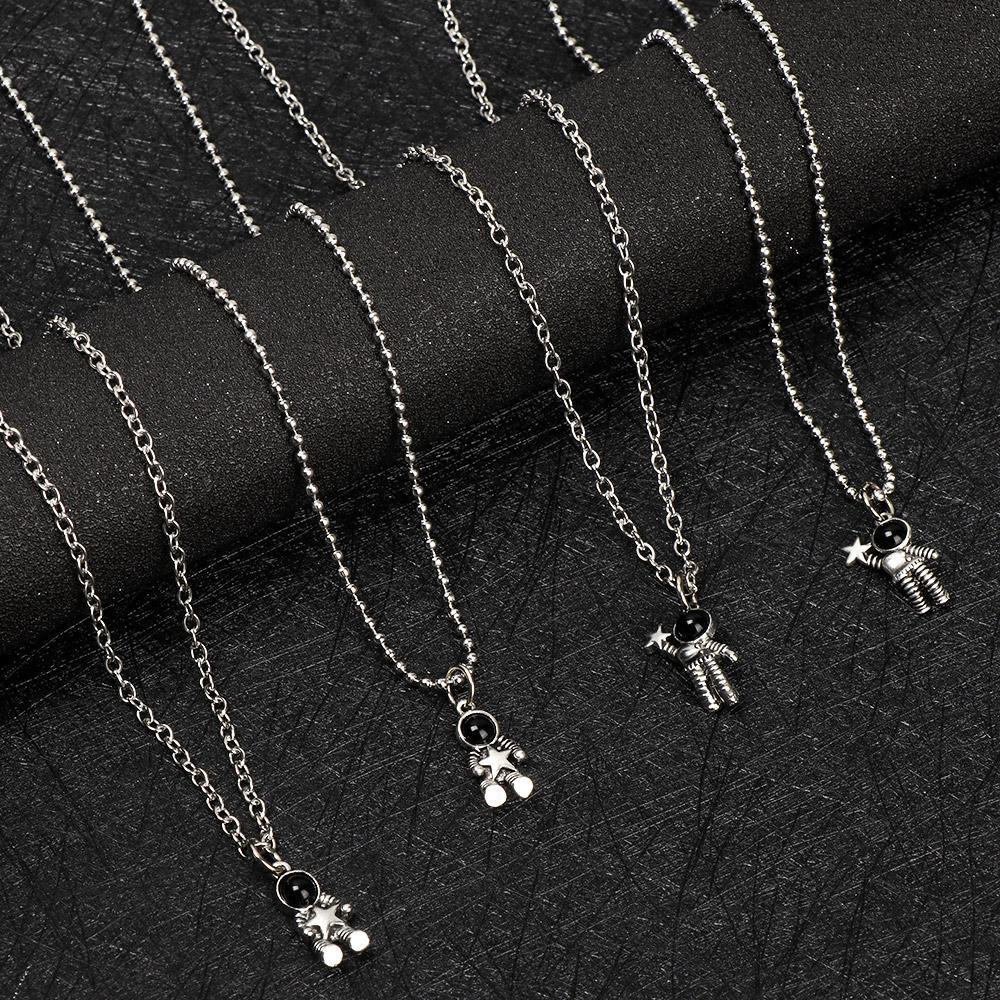 Set 1/2 Vòng cổ Mặt Nam Châm Hình Phi Hành Gia Cho Cặp Đôi