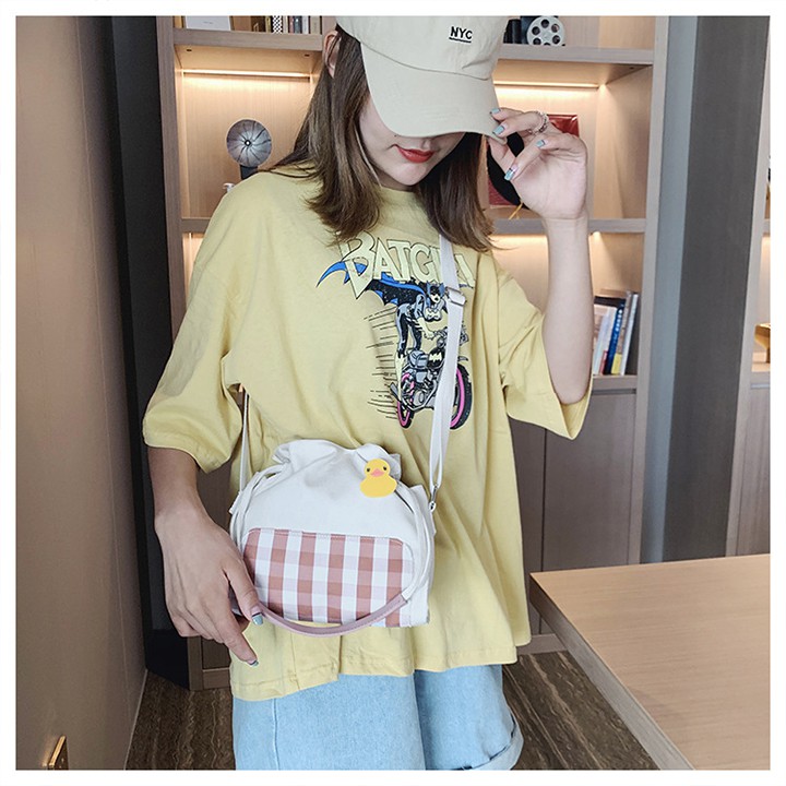 TÚI ĐEO CHÉO NỮ VẢI KẺ SỌC GẮN STICKER TT 55 | BigBuy360 - bigbuy360.vn