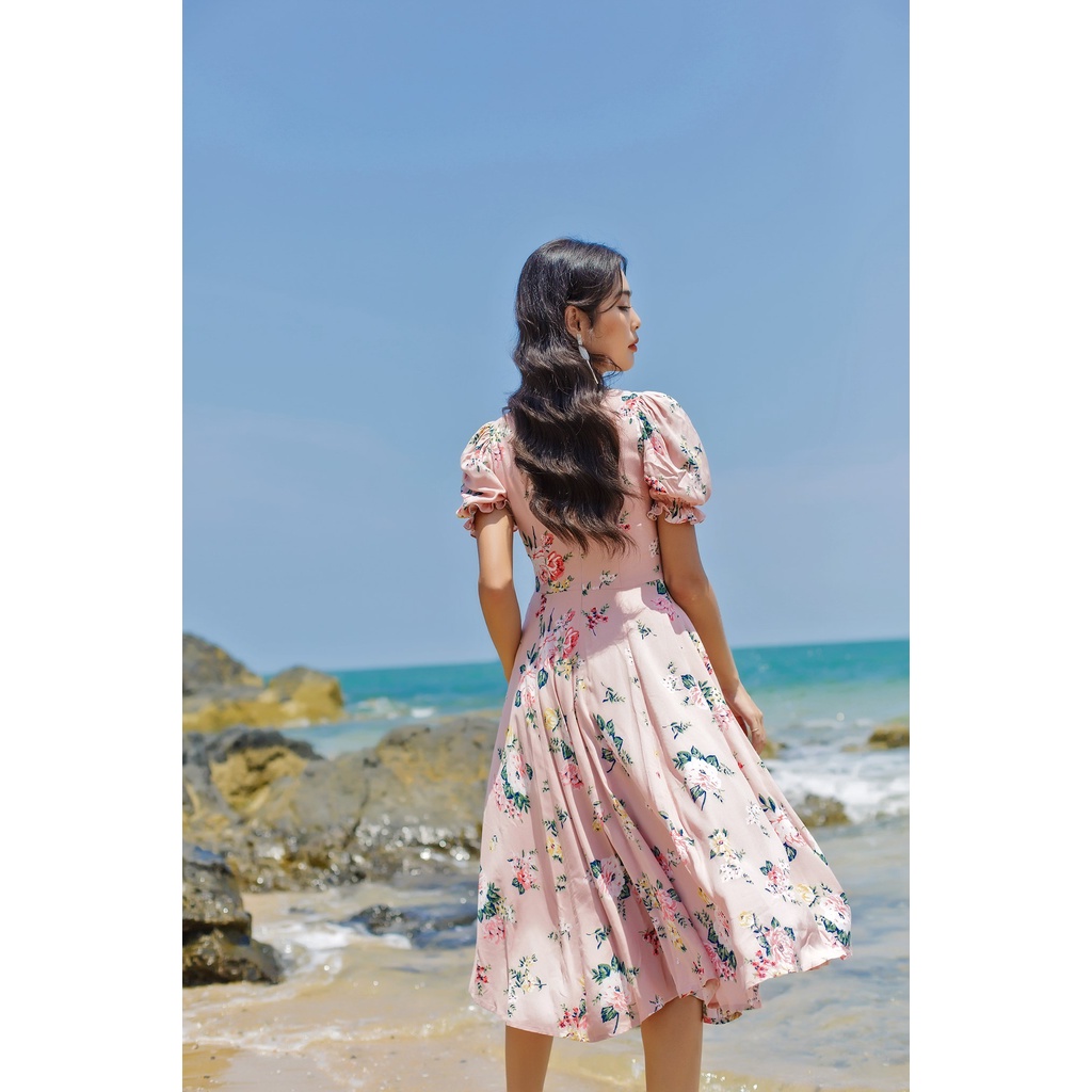 [Mã SKAMSALEP6 giảm 10% tối đa 100K đơn 150K] SÒ VINTAGE - GONNA Đầm hoa nhún ngực tay phồng xẻ tà | BigBuy360 - bigbuy360.vn