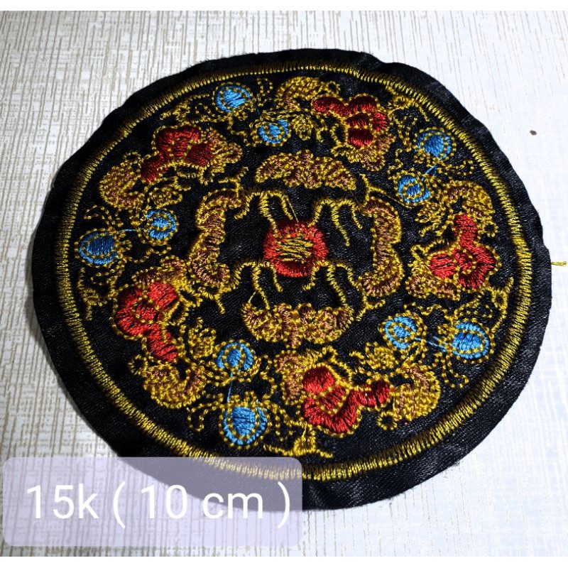 Hình thêu trang trí hanbok hoặc áo dài trẻ em