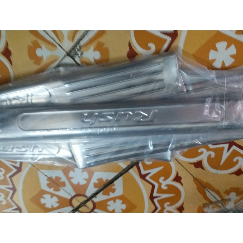 Bộ ốp bậc giẫm trong xe Toyota Rush dùng chung các form 2018-2021 - inox