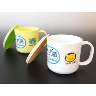Cốc nhựa có nắp cho bé