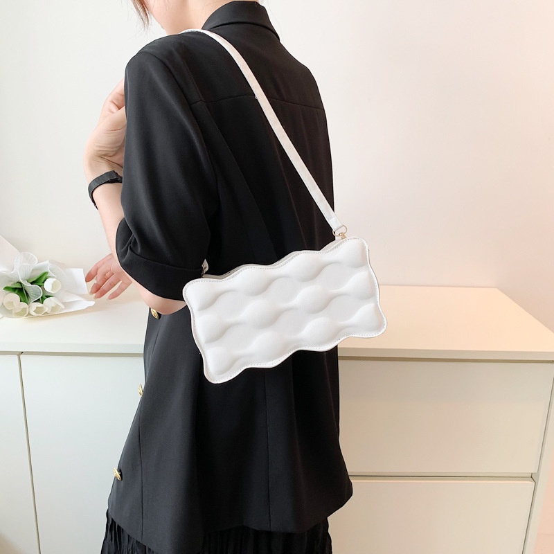 Túi đeo chéo JASMIN NOIR nắp gập họa tiết nổi thời trang cho nữ