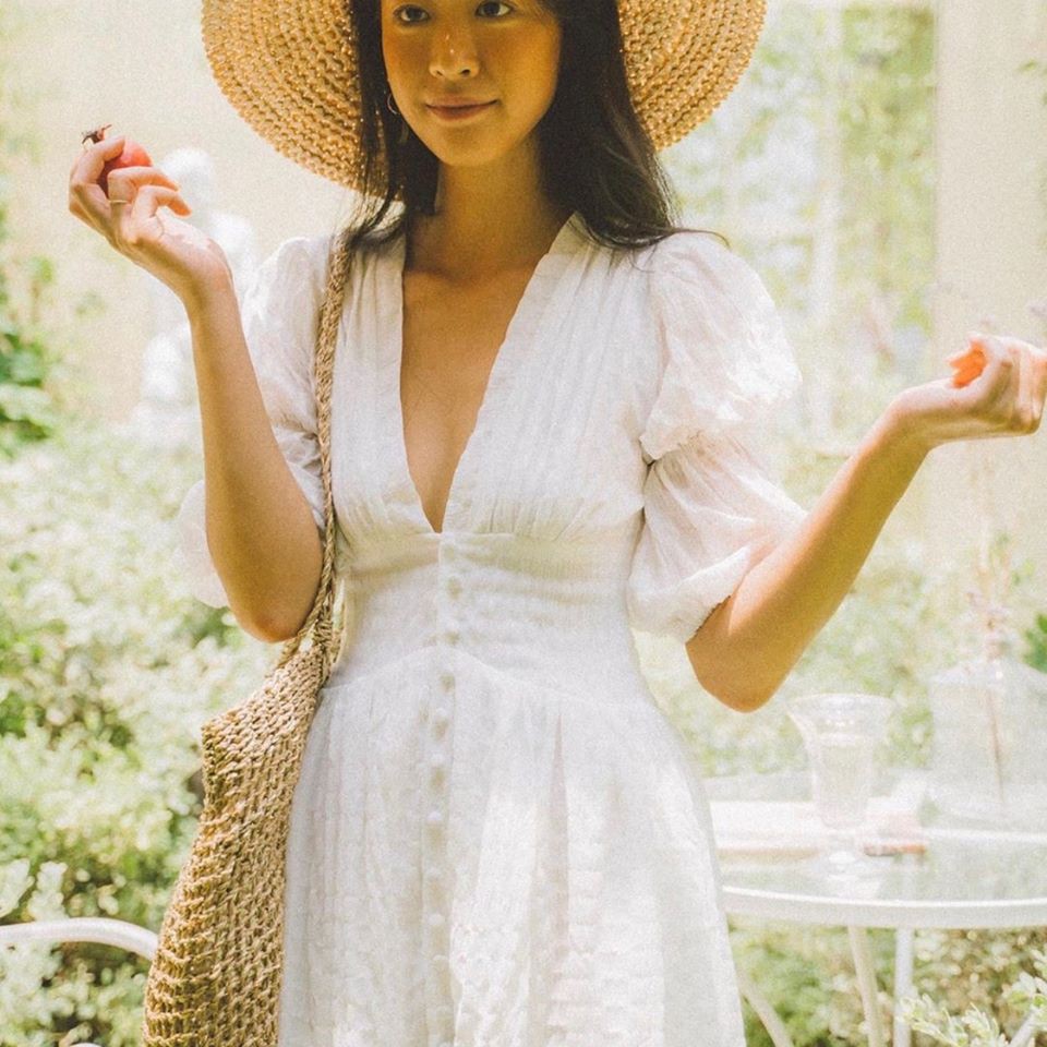 Đầm xốp trắng cổ V nút bọc