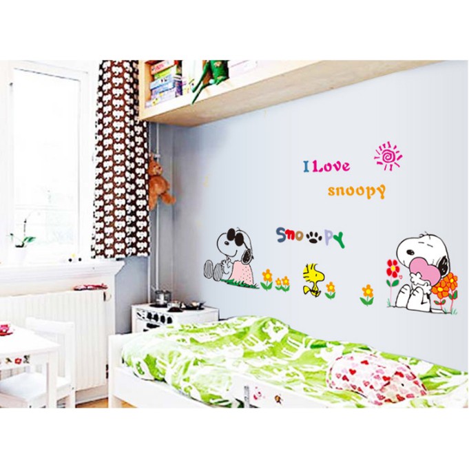 Decal trang trí tường Chó Snoopy đeo kính nghĩ mát