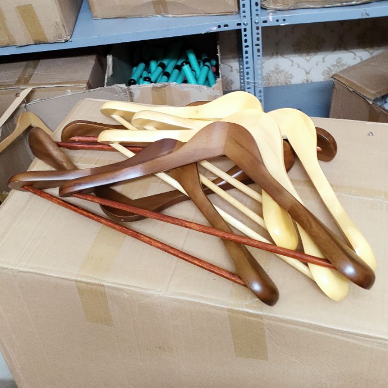 Móc gỗ treo quần áo - móc treo vest bộ sang trọng,2 màu vàng - nâu,kích thước dài 44cm